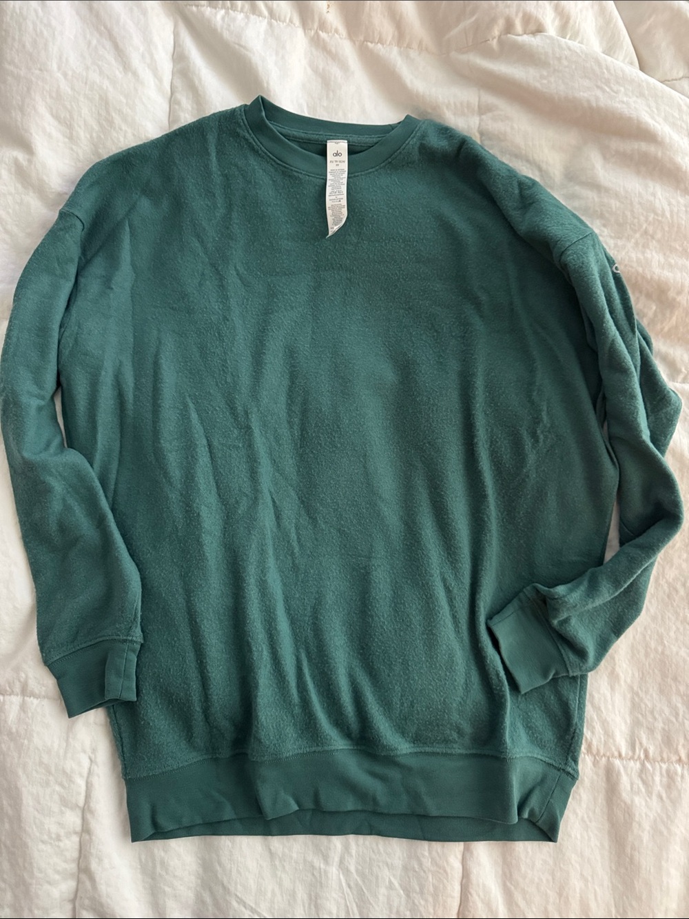 ALO Yoga soho pullover in a midnight green